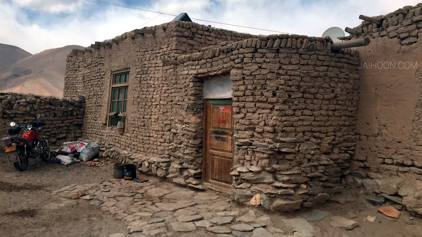 Kyrgyz family, Karakul Lake, Xinjiang