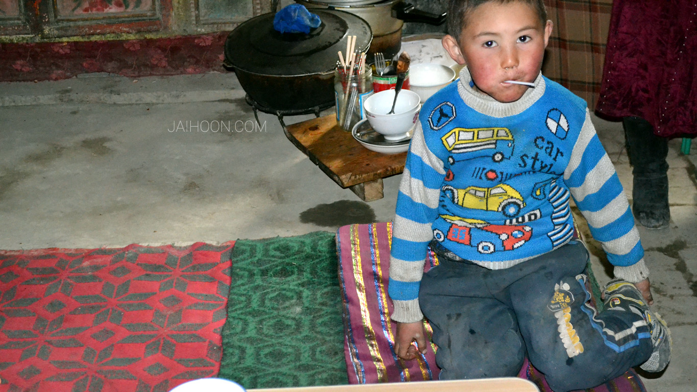 Kyrgyz family, Karakul Lake, Xinjiang